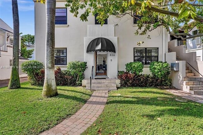 Photo - 836 W 40th St Unidad 836 W 40th St  1