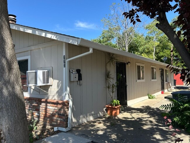 Building Photo - 772 Gardella Ave Unit #B