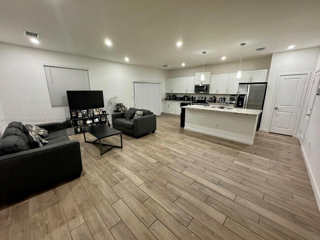 Photo - 848 SE 17th St