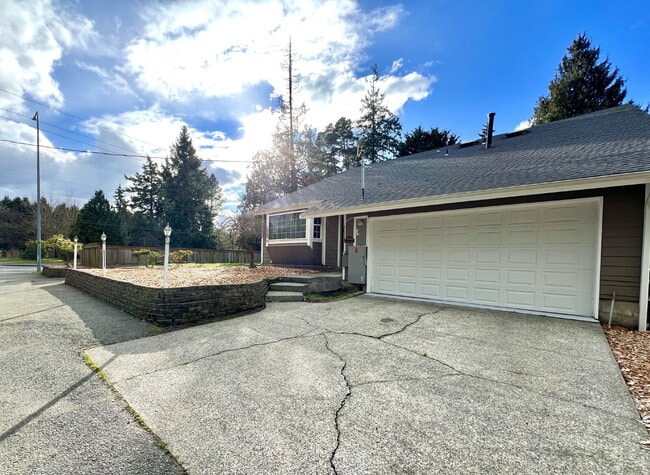 Building Photo - Spacious Living, Functional Comfort & Unbeatable Convenience Unit A