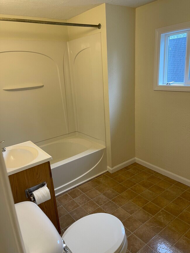 Photo - 127 College Pl - Utilities Included
