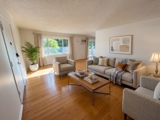 Photo - 445 E Magnolia Blvd