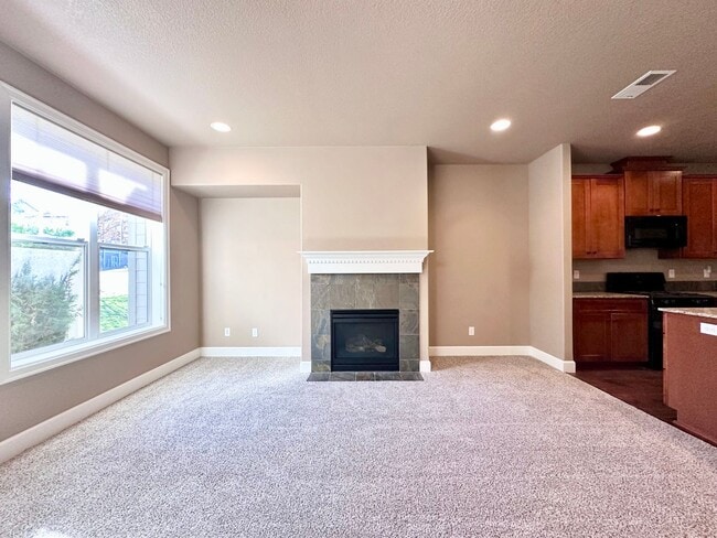 Photo - Modern 3 Bed/2.5 Bath with Double Car Garage Townhome in Sandy, OR!