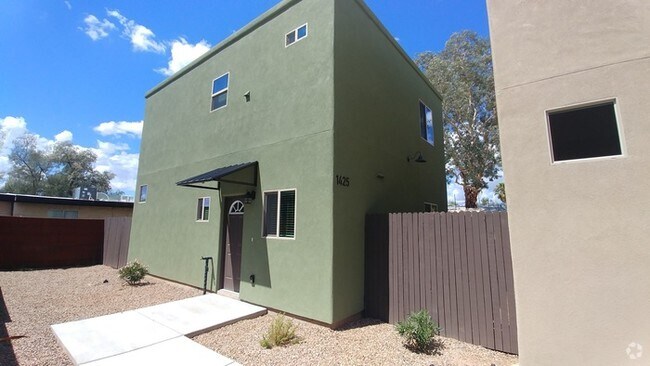 Building Photo - Two Bedroom Town Home