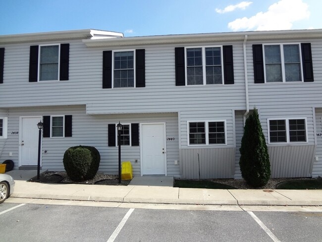 Building Photo - Spacious Home With Full Walk-Out Basement