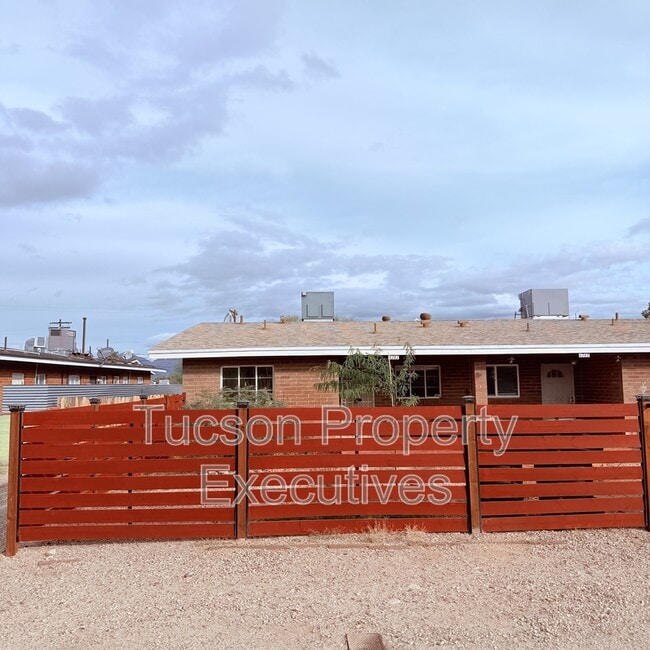 Building Photo - 4741 E 2nd St