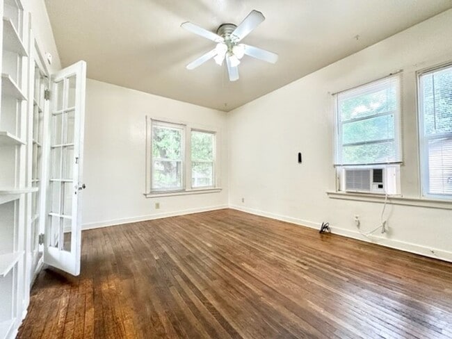 Building Photo - 644 W 4th St Unit 327 Ivy