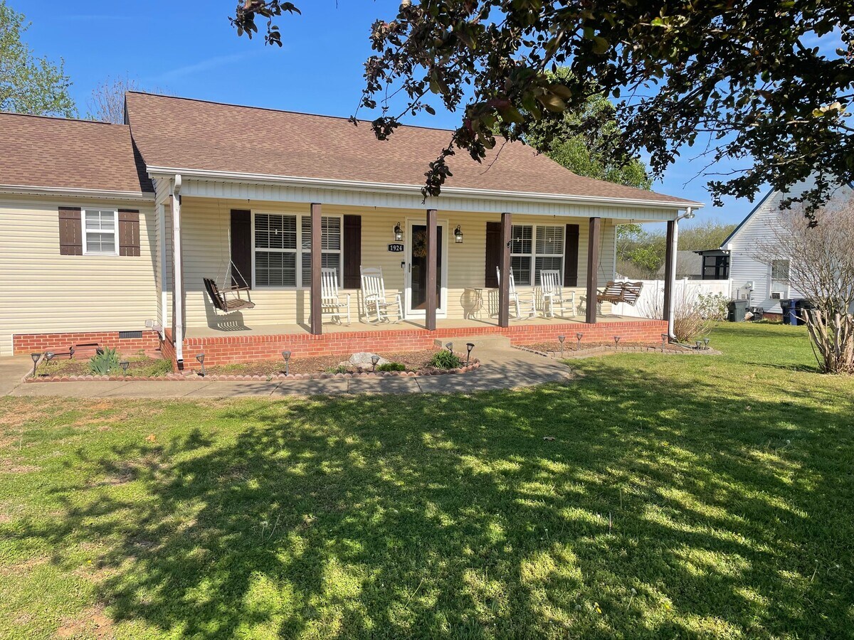 Photo - 1924 Farmington Ct