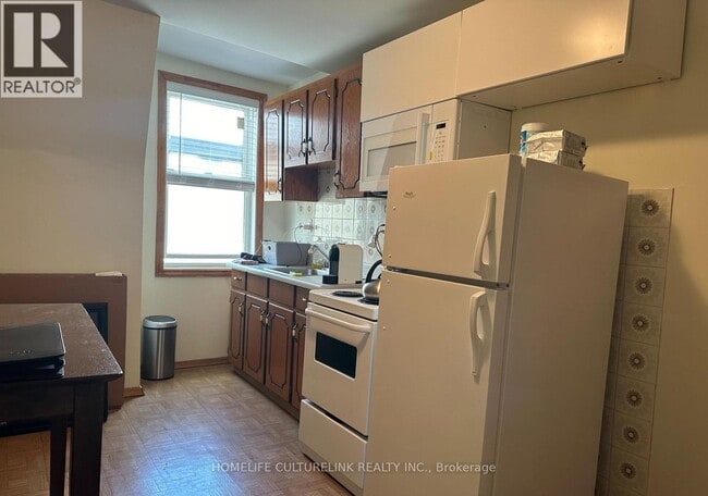 Photo - 784 Adelaide St W