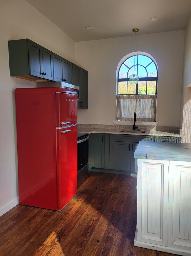 Building Photo - 2581 Perkiomen Ave Unit 1