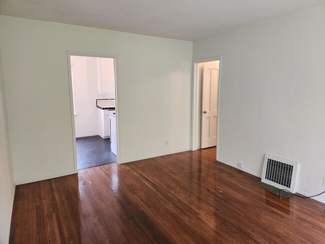 Photo - 2611 Jeffries Ave Unidad B