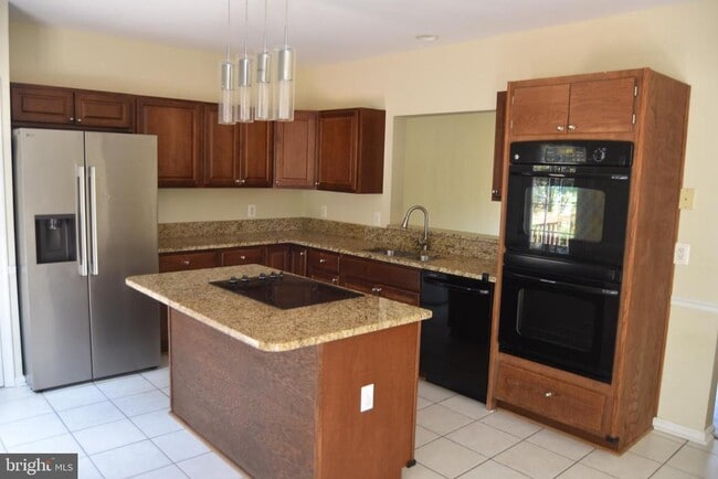 Photo - 44037 Kings Arms Square