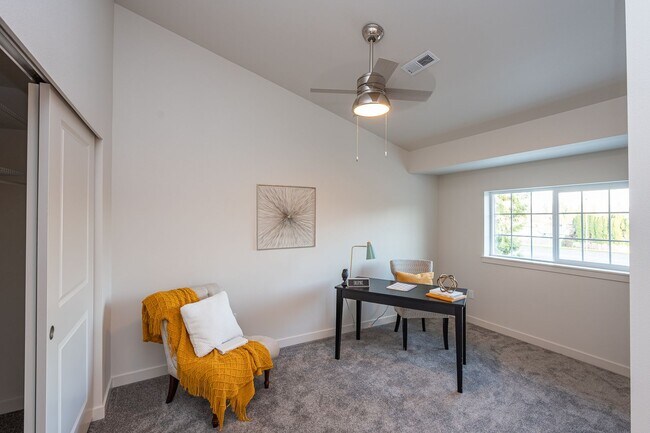 Carefree living in vibrant downtown Puyallup! - Carefree living in vibrant downtown Puyallup! House