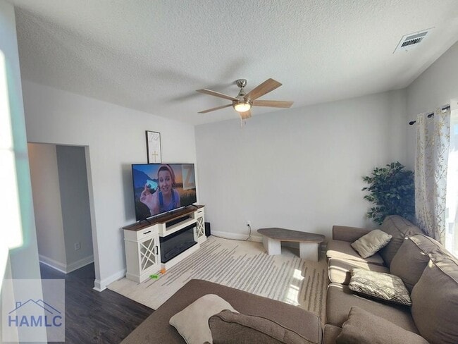 Photo - 950 Meloney Dr