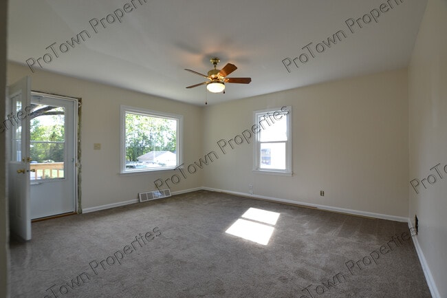 Photo - 203 Algonquin St