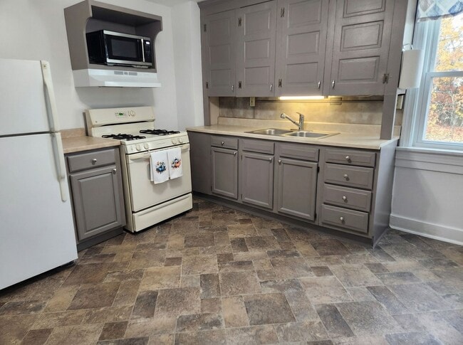 Building Photo - 1221 E Philadelphia St Unit 3