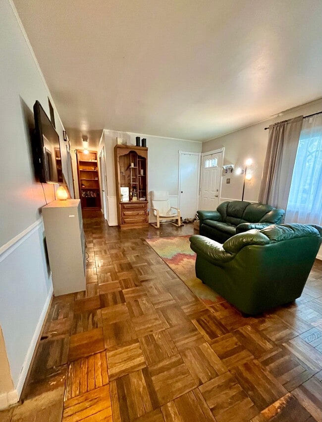 Photo - 549 W 13th St