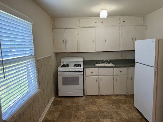 Photo - 2 bed, one bath in Norman with carport!