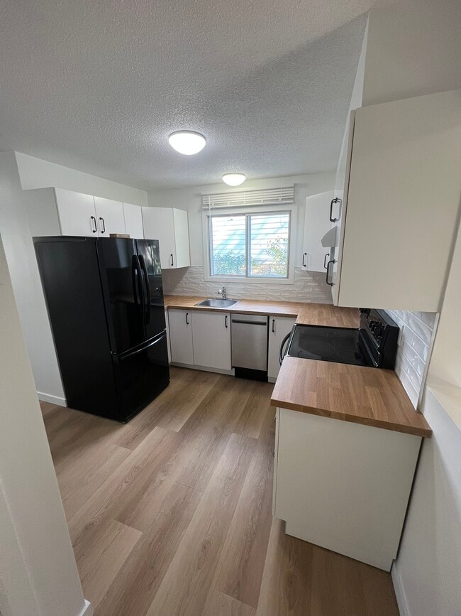 Building Photo - 4712-4725 25 Ave