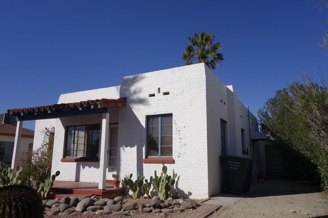 Building Photo - 2 bedroom, 1 bath house with a den in Sam ...