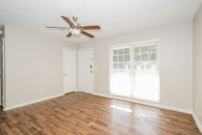 Photo - 635 Roxbury Dr