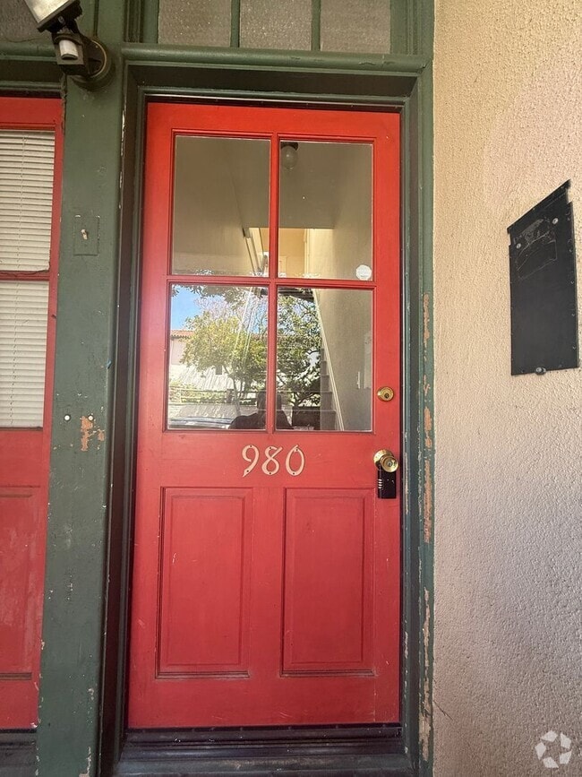 Building Photo - 2 Bedroom, 1 bathroom second floor apartme... Rental