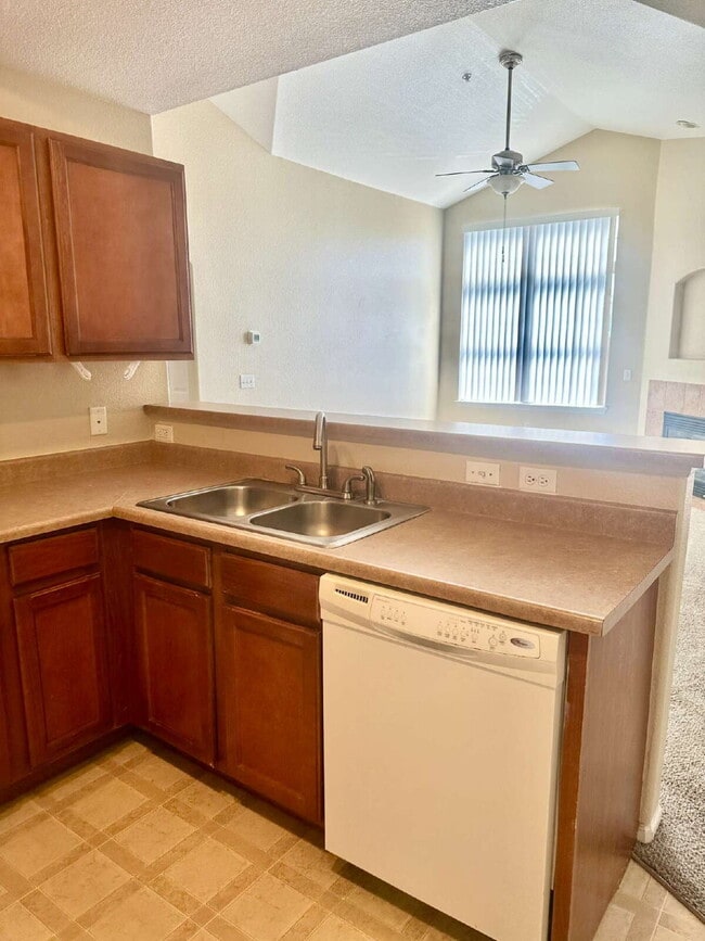 Photo - $500 OFF YOUR FIRST MONTHS RENT! Don't Miss This 3BR/ 2BA Condo with 1 car garage @ Creek Side In... Unidad 201