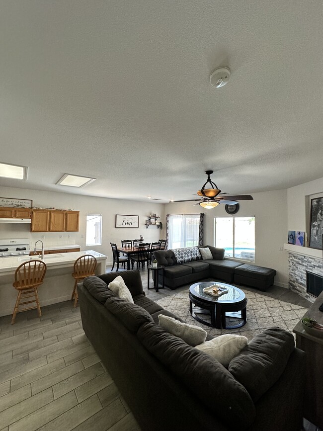 Photo - 40569 Morris St