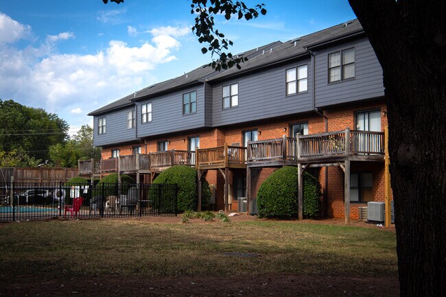 Photo - 550 Dearing St