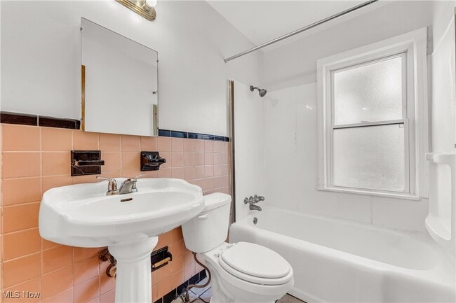 Building Photo - 1482 Genesee Rd Unit 2/UP