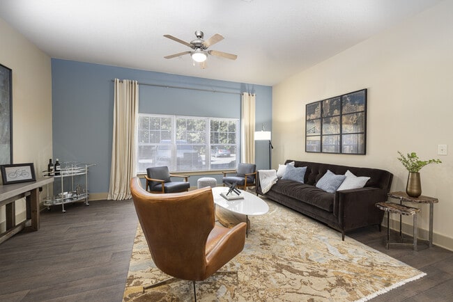 Photo - 10 Perimeter Park