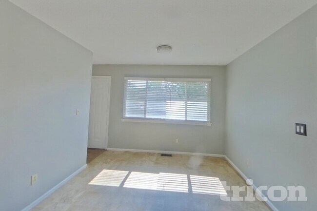 Photo - 910 Foothills Ct