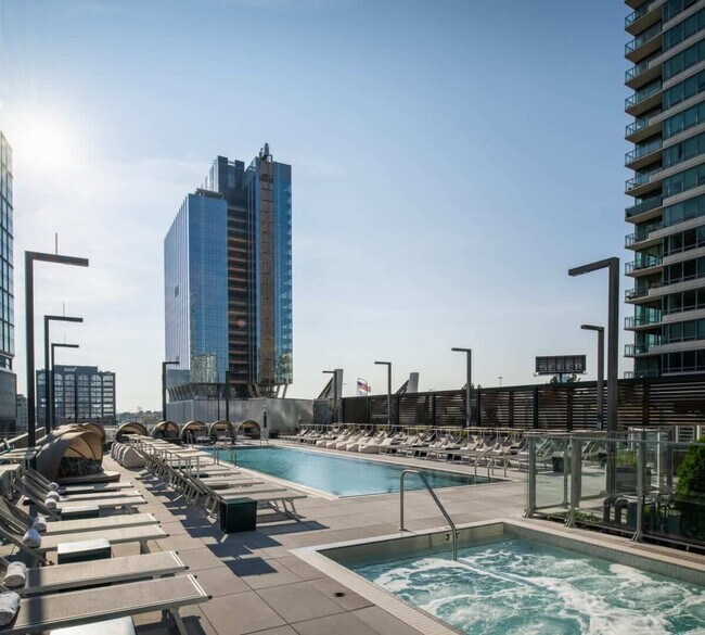 Photo - 353 N Halsted St