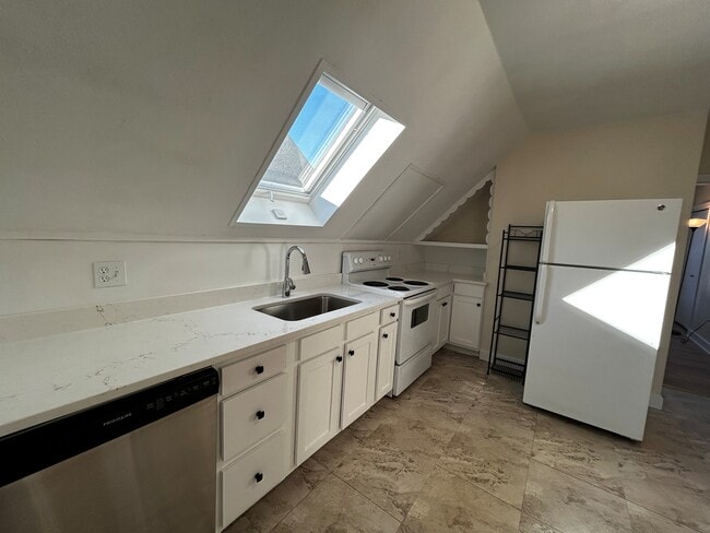 Building Photo - 53 Hale St Unit Apartment 3