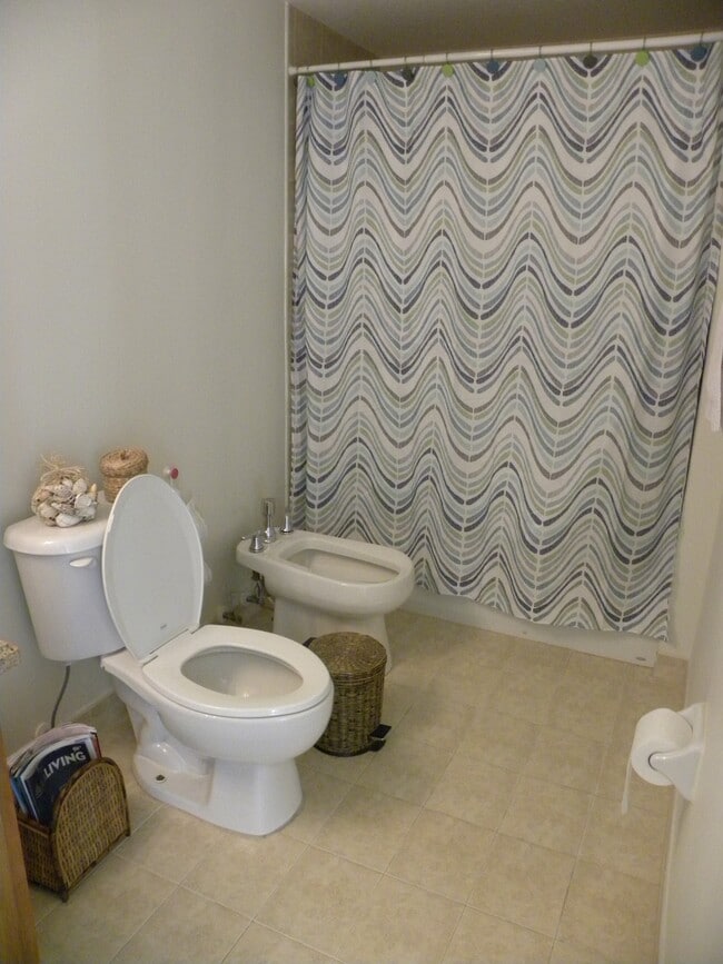 Building Photo - 4242 NW 2nd St Unit 1507