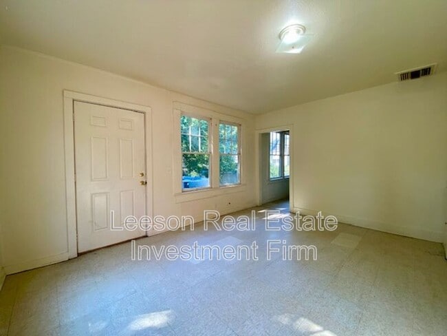 Building Photo - 447 Egan St Rental