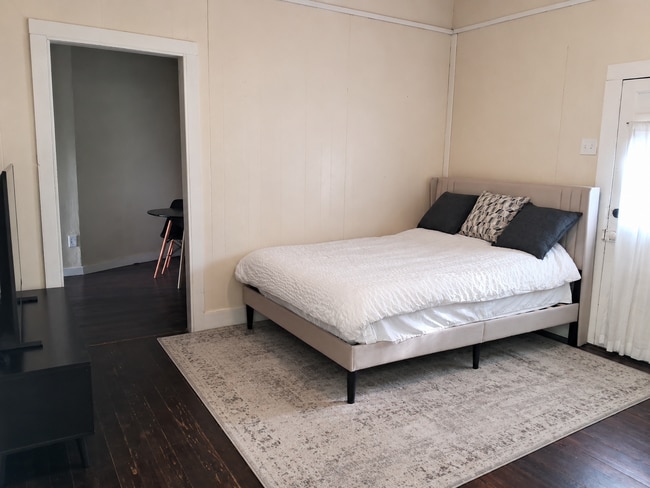 Building Photo - 704 S Anglin St Unit Private Guest Suite