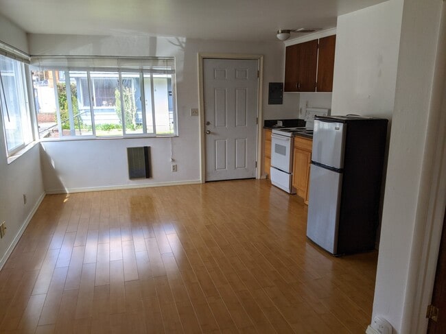 Building Photo - 6538 Ravenna Ave NE Unit 1