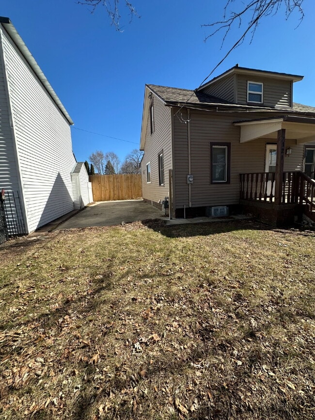 Photo - 121 Hackett St