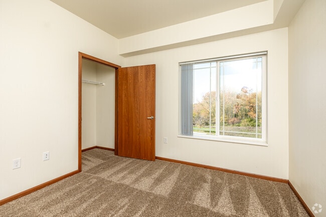 2BR, 1BA - 949 SF