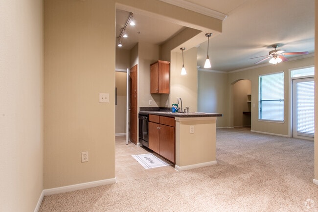 1 BR, 1 BA - 684 SF - Colonial