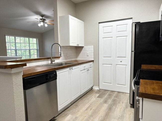 Building Photo - Crescent Place - 22-206 Unit 22-206 Rental