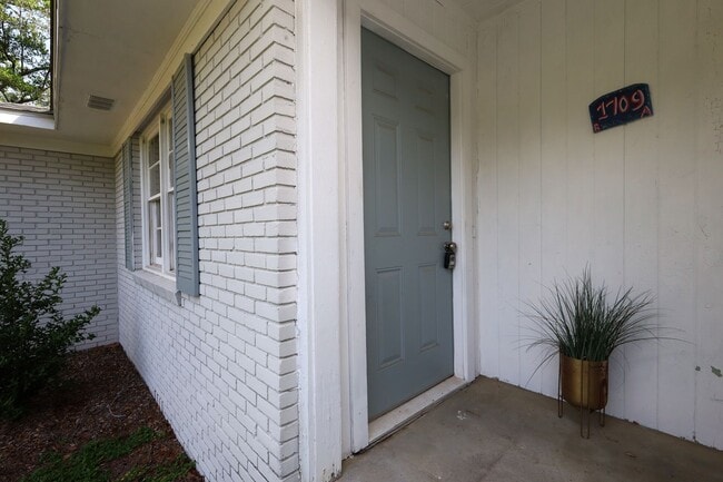Photo - 1709 Azalea Dr