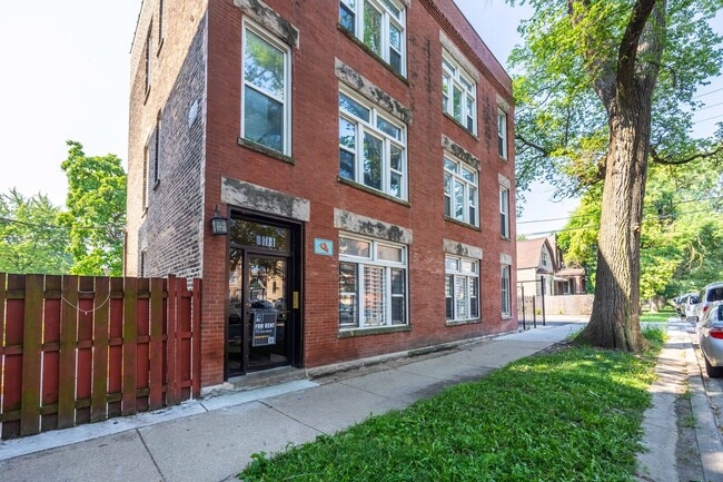 Building Photo - 1456 N Kedzie Ave Unit CH1 Rental