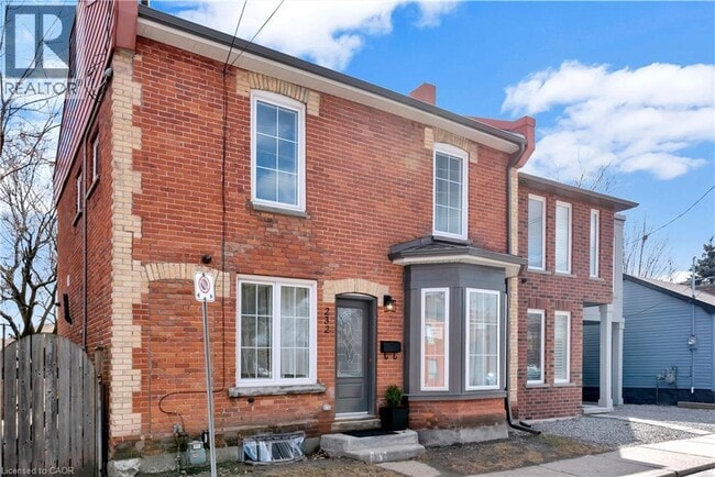 Photo - 232 Bay St N