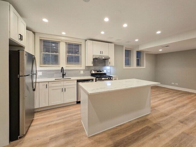 Building Photo - 4840 N Wolcott Ave Unit GDN