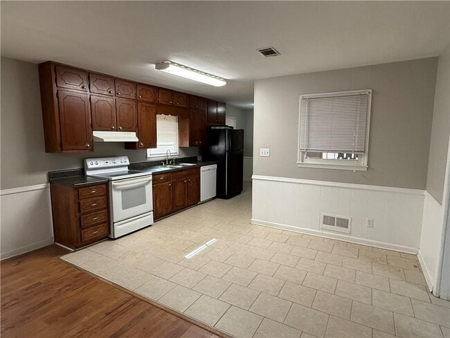 Photo - 481 NW Woodland Dr