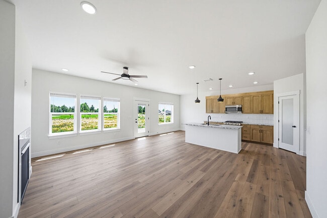 Photo - 475 E River Rd