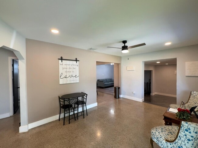 Photo - 637 SW 2nd St