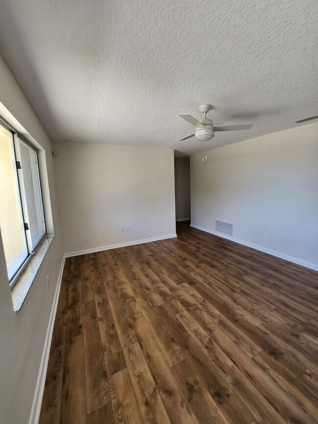 Updated everything! Close to everything! Rental Para alquiler en